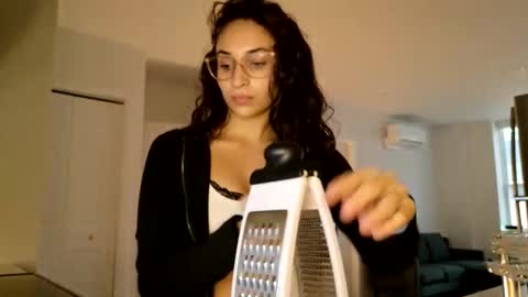 Avaia online show from February 18, 7:57 pm