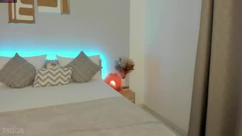 itzell  online show from February 8, 1:42 am