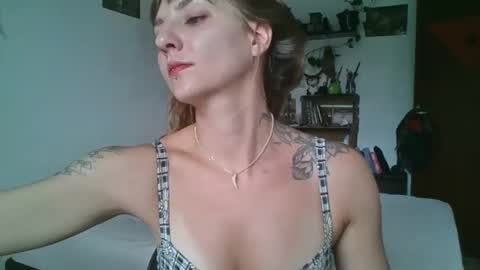 Snapshot of babydemon6 chatting on December 13, 1:33 pm babydemon6 online show from December 13, 1:33 pm