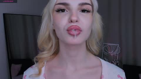 Mikki online show from April 1, 7:33 pm