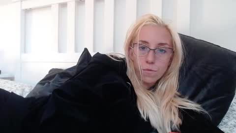 Snapshot of barelylegalblondy chatting on September 10, 4:07 pm Lena online show from September 10, 4:07 pm