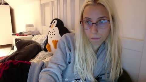 Snapshot of barelylegalblondy chatting on September 29, 5:18 pm Lena online show from September 29, 5:18 pm