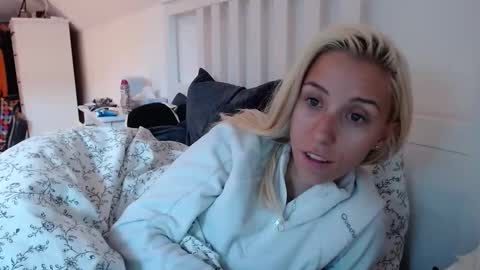 Snapshot of barelylegalblondy chatting on September 23, 9:29 am Lena online show from September 23, 9:29 am