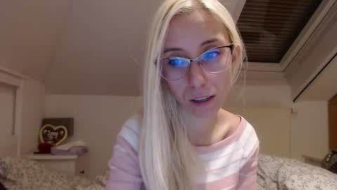 Snapshot of barelylegalblondy chatting on October 26, 5:52 pm Lena online show from October 26, 5:52 pm