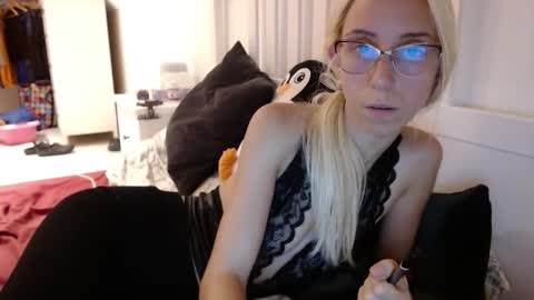 Snapshot of barelylegalblondy chatting on September 30, 5:18 pm Lena online show from September 30, 5:18 pm