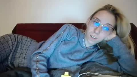 Snapshot of barelylegalblondy chatting on February 8, 7:49 pm Lena online show from February 8, 7:49 pm