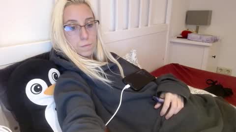 Snapshot of barelylegalblondy chatting on October 27, 7:08 pm Lena online show from October 27, 7:08 pm