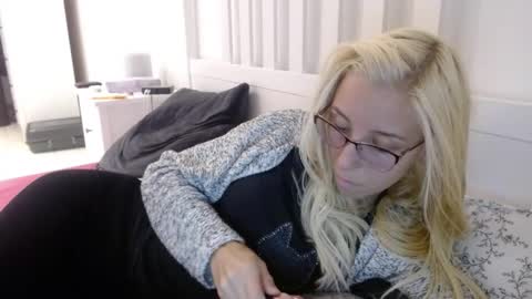 Snapshot of barelylegalblondy chatting on September 14, 5:33 pm Lena online show from September 14, 5:33 pm