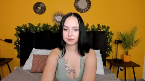 Snapshot of beatricereeves chatting on December 15, 1:24 am Beatrice 3 online show from December 15, 1:24 am