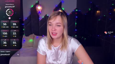Snapshot of bella_cosmos chatting on December 25, 5:26 am Bella online show from December 25, 5:26 am