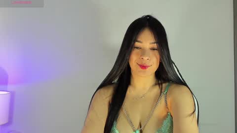 Snapshot of bella_hadid1_ chatting on December 5, 2:42 am Laura online show from December 5, 2:42 am