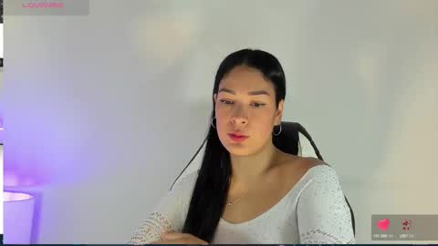 Snapshot of bella_hadid1_ chatting on March 2, 1:31 pm Laura online show from March 2, 1:31 pm