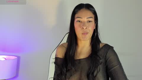 Snapshot of bella_hadid1_ chatting on February 8, 11:24 pm Laura online show from February 8, 11:24 pm