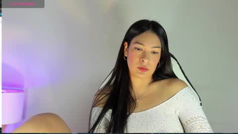 Snapshot of bella_hadid1_ chatting on February 16, 3:58 am Laura online show from February 16, 3:58 am