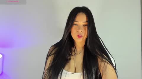 Snapshot of bella_hadid1_ chatting on December 3, 6:57 am Laura online show from December 3, 6:57 am