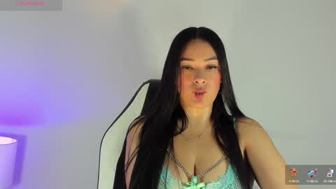 Snapshot of bella_hadid1_ chatting on December 18, 3:37 am Laura online show from December 18, 3:37 am