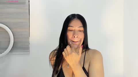 Snapshot of bella_hadid1_ chatting on October 2, 2:11 pm Laura online show from October 2, 2:11 pm