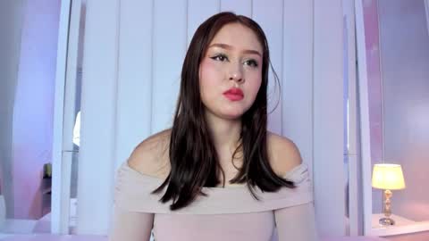 Mia online show from October 24, 1:18 pm