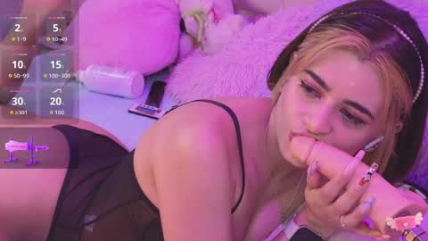 bella_thixx online show from April 3, 3:15 am