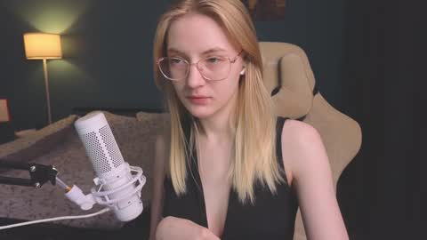 Alice online show from December 5, 7:49 pm