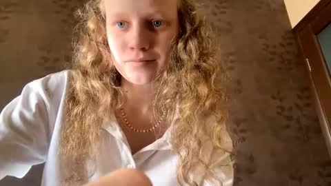 Snapshot of berniecemontell chatting on September 22, 12:25 pm Sophia online show from September 22, 12:25 pm