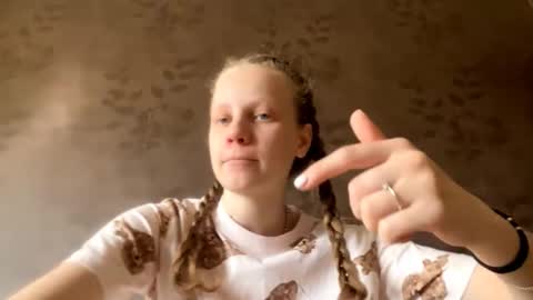 Snapshot of berniecemontell chatting on October 4, 10:54 am Sophia online show from October 4, 10:54 am