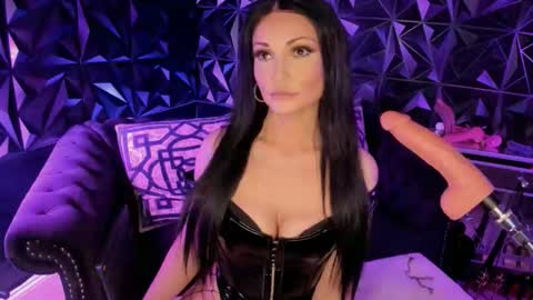 Snapshot of bettybishop chatting on October 23, 12:00 pm NatashaxoBangs online show from October 23, 12:00 pm