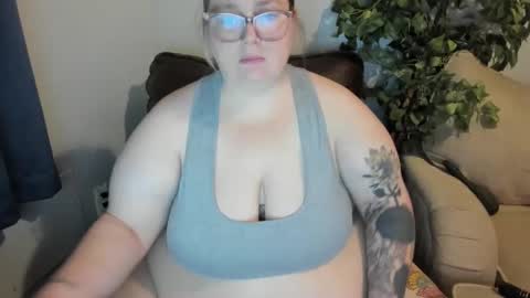 Snapshot of bigtittybbw chatting on December 18, 10:24 pm bigtittybbw online show from December 18, 10:24 pm