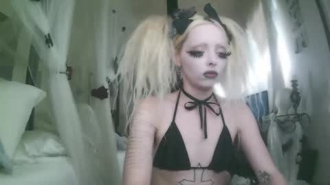 vampire fang  online show from December 4, 7:58 pm