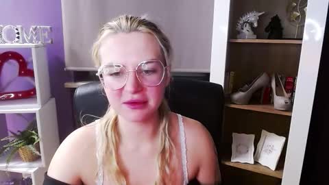 Z O E Y online show from February 9, 5:43 am