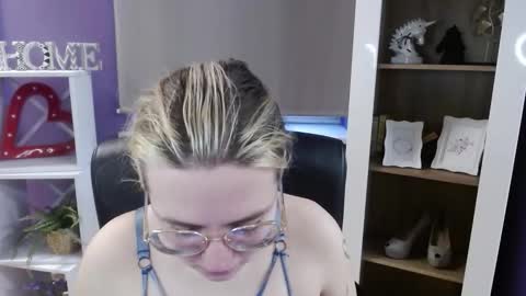 Z O E Y online show from March 10, 5:55 am