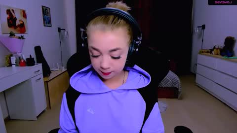 Nicole online show from October 1, 1:16 pm