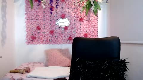 blonde_squirt_ online show from December 6, 10:29 pm