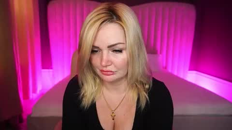 Snapshot of blondeviva chatting on October 6, 7:03 am Blonde online show from October 6, 7:03 am