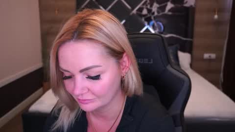 Snapshot of blondeviva chatting on October 3, 7:02 am Blonde online show from October 3, 7:02 am