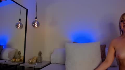 Snapshot of blue_anngel chatting on September 16, 12:51 am blue_anngel online show from September 16, 12:51 am