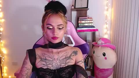 Snapshot of bluee_v chatting on September 17, 3:26 am Im Abril .. Nice to meet you thumb up me please its important INDEPENDENT MODEL online show from September 17, 3:26 am