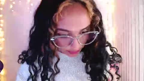 Snapshot of bluee_v chatting on September 18, 3:27 am Im Abril .. Nice to meet you thumb up me please its important INDEPENDENT MODEL online show from September 18, 3:27 am