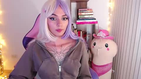 Snapshot of bluee_v chatting on October 1, 2:38 am Im Abril .. Nice to meet you thumb up me please its important INDEPENDENT MODEL online show from October 1, 2:38 am