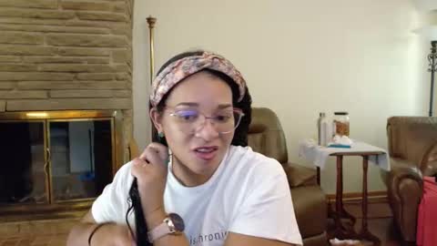 Queen Bon Vivantt online show from October 17, 5:05 pm