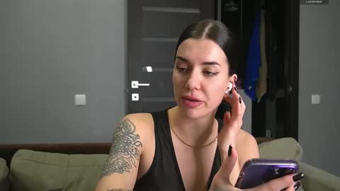 Snapshot of brunette_from_the_moon chatting on February 15, 8:34 pm Alice online show from February 15, 8:34 pm