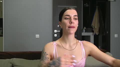 Snapshot of brunette_from_the_moon chatting on February 6, 8:45 pm Alice online show from February 6, 8:45 pm