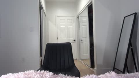 Queen Lola XXX online show from June 17, 8:26 am