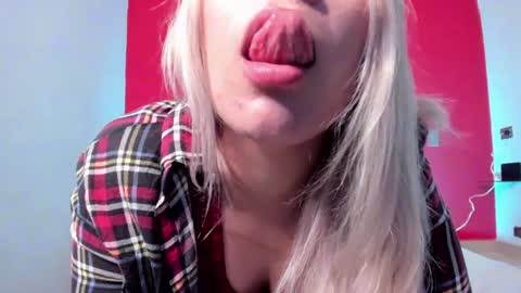 Snapshot of byanca_winklar chatting on December 8, 1:25 pm online show from December 8, 1:25 pm