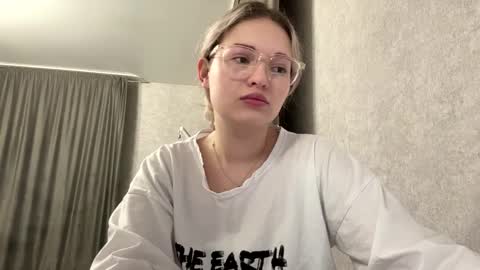 candelariahile online show from February 10, 2:09 pm