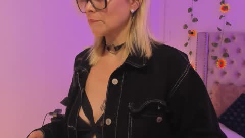 Snapshot of candiegilson__ chatting on October 10, 11:59 am Candie online show from October 10, 11:59 am