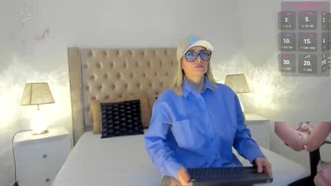 Snapshot of candiegilson__ chatting on October 16, 11:13 am Candie online show from October 16, 11:13 am