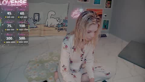 Snapshot of careful_i_bite chatting on September 21, 6:12 am NONA follow online show from September 21, 6:12 am