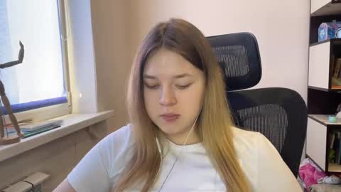 carolindueno online show from February 24, 12:15 pm