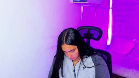 caroline_rodriguez_9 online show from January 6, 4:43 pm